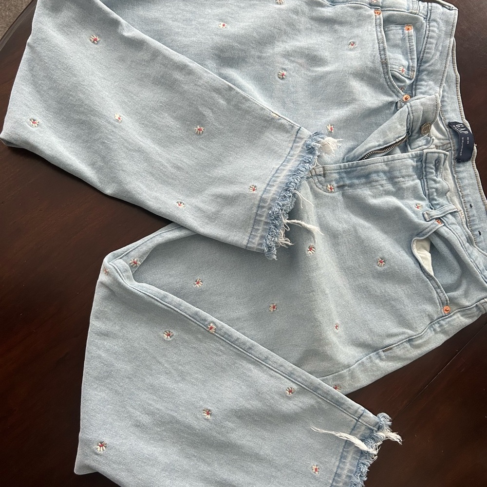 Gap light blue ladies daily ankle jeans.